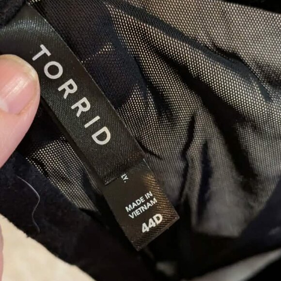 Torrid 44DTorrid Dream Wire-Free Push-Up Bra in black lace with beige lining - Picture 2 of 2